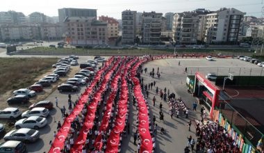 Öğrenciler 400 metrelik Türk bayrağını böyle taşıdı