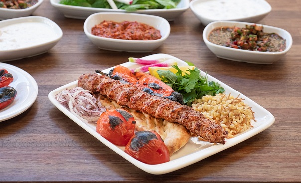 EN LEZZETLİ URFA KEBABI, URFA’LI DEDECAN’DA YENİR