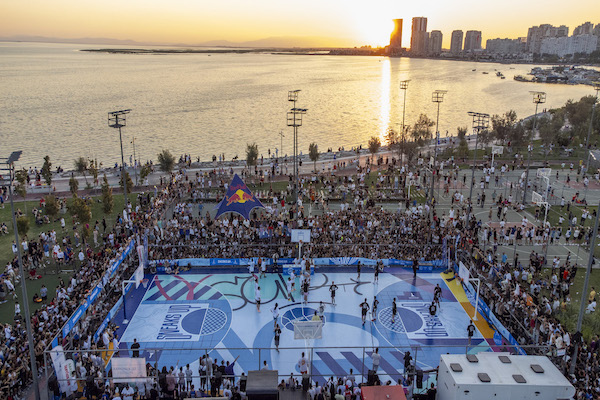 İzmir’de basketbol tutkunları smaç gösterisinde buluştu