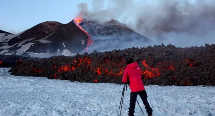 Etna Yanardağı’na Türk Bayrağını Göndere Çekti!