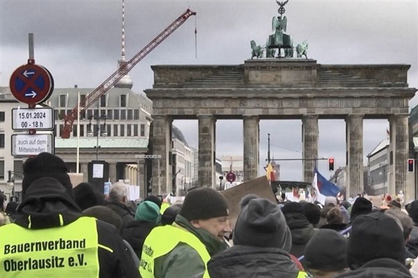 Almanya’da çiftçiler binlerce traktörle Berlin’de caddeyi trafiğe kapattı