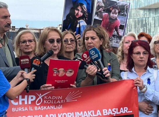 CHP BURSA İL KADIN KOLLARI KATLEDİLEN KADINLAR İÇİN MEYDANLARDA