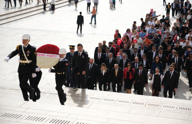 Uzanlar bayrağı devretti: Genç Parti’nin yeni kadrosundan Anıtkabir’e ziyaret!