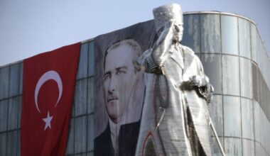 Atatürk heykelinin ardından yapılan paylaşımların iyi niyetli olmadığı açıktır