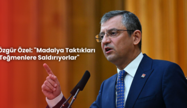 Madalya taktıkları teğmenlere saldırıyorlar