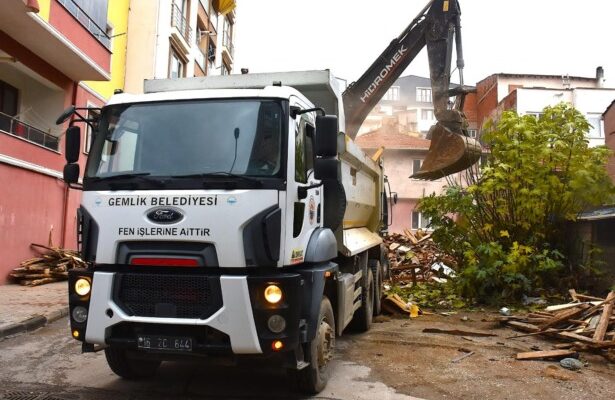 Gemlik Belediyesi’nden metruk bina temizliği