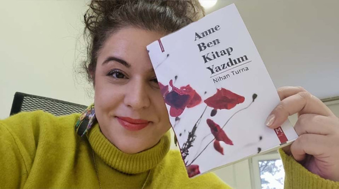 Nihan Turna’dan İlk Deneme Kitabı: “Anne Ben Kitap Yazdım”