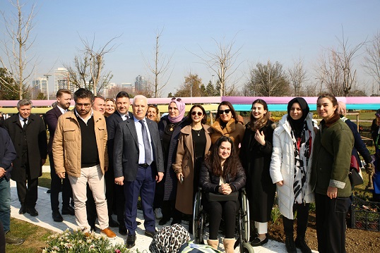 Kadınlar Günü’nde çiçekler toprakla buluştu